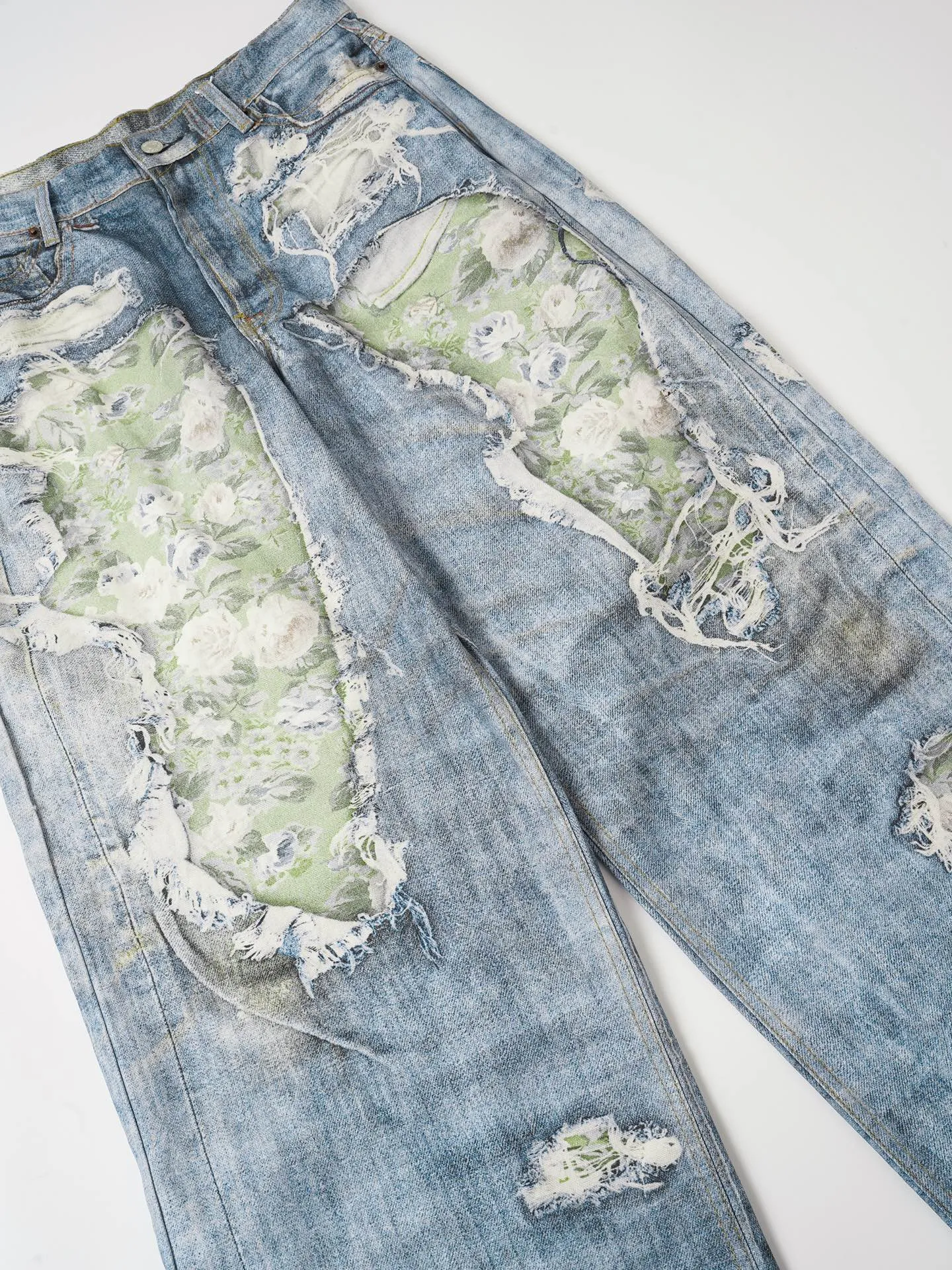 Acne Studios M ripped rose print trousers This season is guided by "multi-faceted self-perception" and deconstructs and reorganizes the core element of the rose. This pair of M jeans abandons the traditional flat embroidery and adopts a highly saturated broken rose oil painting print. It combines splash ink and mud-dyed textures to reconstruct a strong visual art on the denim surface, using the brand's iconic Trompe Loeil's trompe l'oeil printing technology "prints" roses on the trousers. From a distance, it looks like a three-dimensional superposition and peeling oil painting texture. From a closer look, you can feel the original fabric texture of denim, achieving a balance between visual thickness and lightweight wearing. It uses low-elastic brushed denim fabric (to make it easier to wear). Good support for 3D printed three-dimensional effect), with Classic five-pocket structure, button placket and leather back brand logo, mid-low-rise straight trousers, and the upper body has a Nordic Retro and high-street lazy atmosphere. It is a core item for summer layering, Citywalk and street style. Size: S-XL
